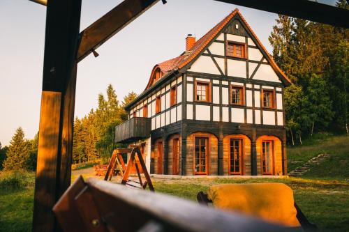 Stara Kamienica House | Izerski Horyzont - dom z balią w leśnej perspektywie