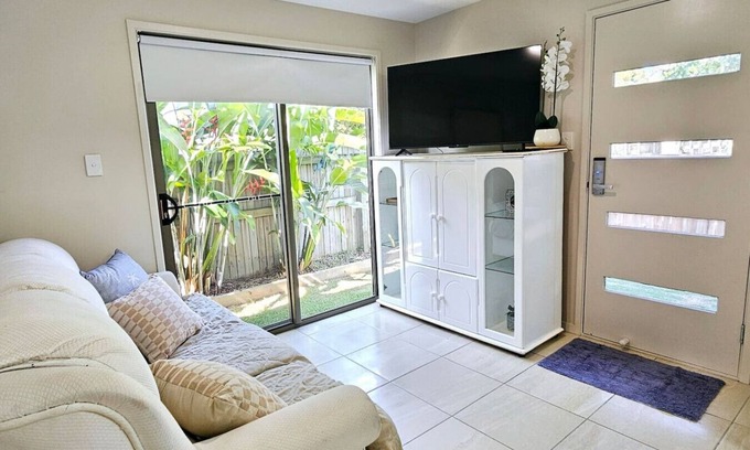 Beerwah Apartment | 'Jacaranda' @ Sunlight Swan - Beerwah - sleeps 6
