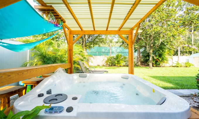 South Pinellas Community Council House | Jacuzzi.5 Mins to Beaches. Pet Friendly.
