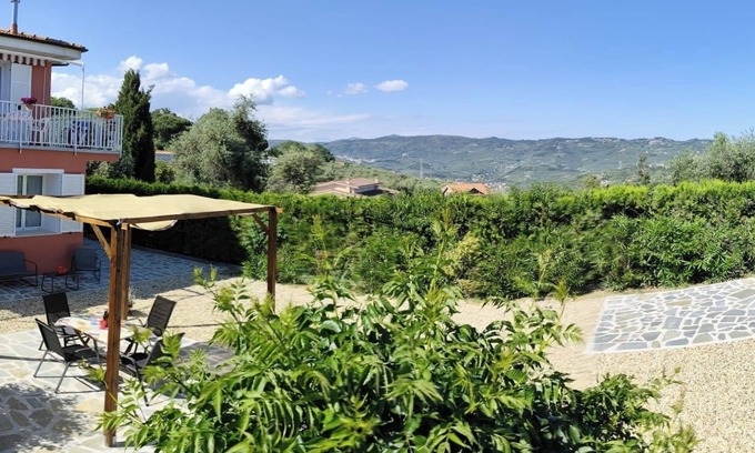 Poggi Apartment | Jade's house, apartment with garden, air conditioning and Wi-Fi