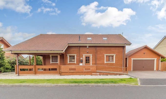 Woodhorn Cottage | JAMAAL LODGE, pet friendly, with a garden in Amble