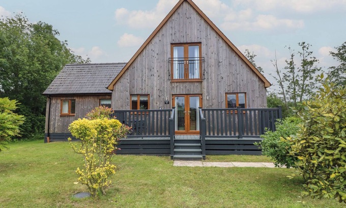 Brigg Cottage | JAMES VILLE MARINA LODGE 13, pet friendly, with hot tub in Brigg