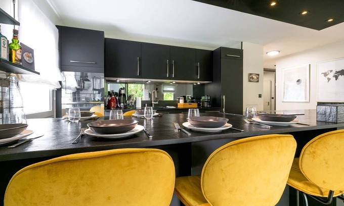Faubourg Sud Apartment | Jardin Wilson- Appartement avec balcon et parking- SR Loc