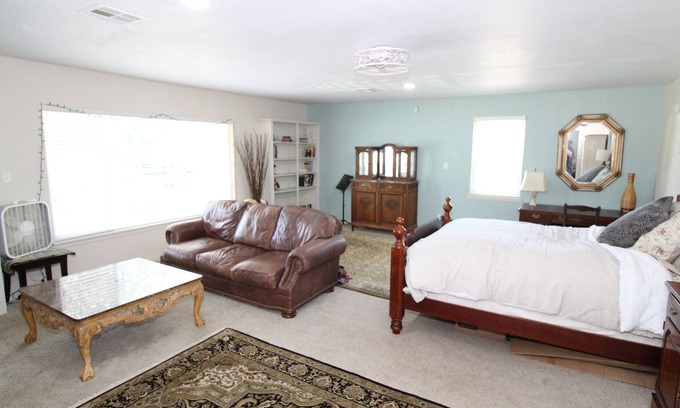 Jenks House | Jenks cozy home - Fenced yard - Dogs OK - Centrally Located