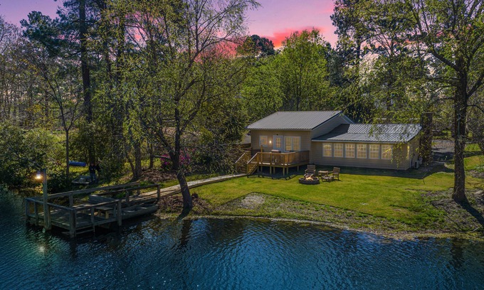 Manning House | Jewel on the Lake - Relaxing Lakefront Home