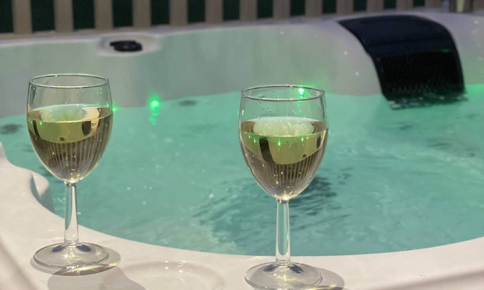 Allerthorpe Cabin | JJs Azelea Lodge With Private Luxury Hot Tub