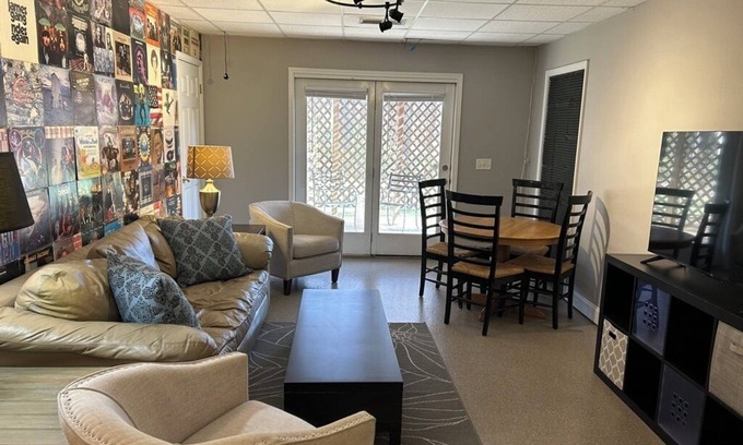 Johns Creek Apartment | Johns Creek 2-bedroom terrace level apartment with separate entrance and parking