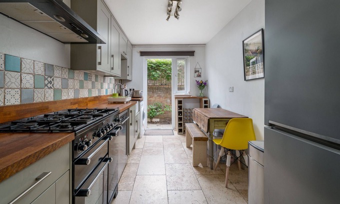 Elephant and Castle Apartment | JOIVY Cosy flat in Elephant and Castle