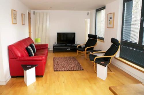 New Town Apartment | JOIVY Inviting Flat with Parking in Canonmills