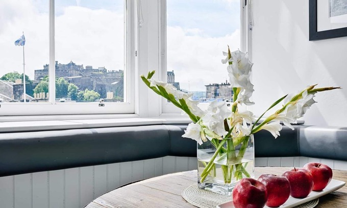 New Town Apartment | JOIVY Luxury George Street Apartments: Castle Suite