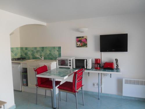 Meze Apartment | Joli studio clim au calme jardin 200 m plages