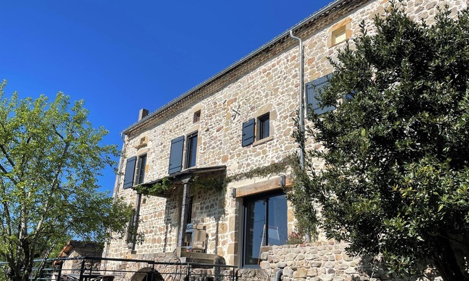 Ravel House | Jolie Maison en Pierres Avec Superbe vue sur les Monts du Forez