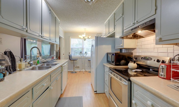 Jonesboro House | Jonesboro Home w/Screened-In Porch & Fire Pit!