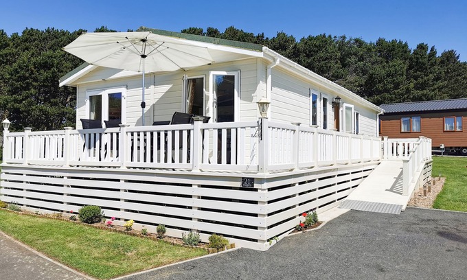 Cayton Bay Cottage | JONSTONE PINES, pet friendly, country holiday cottage in Scarborough