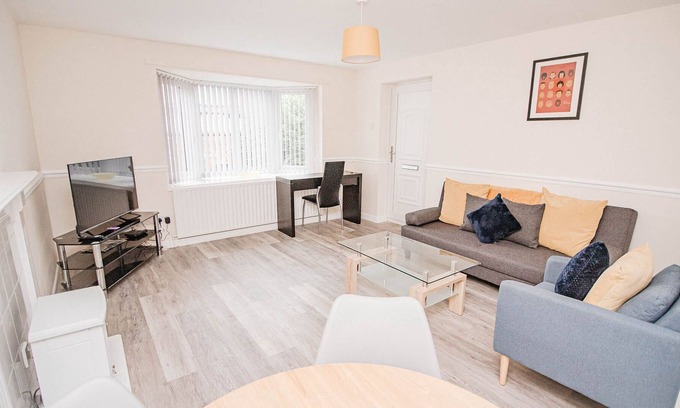 Doncaster Apartment | Jubilee Gardens - Recently refurbished 2 bed apartment with shared garden and parking near Doncas...
