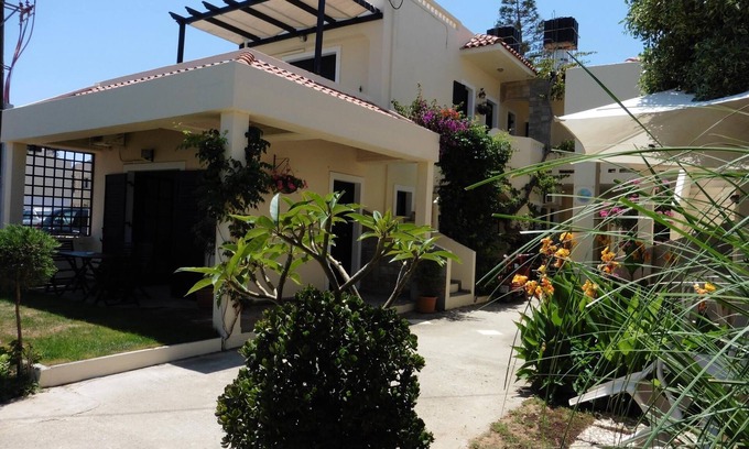 Kokkini Chani Apartment | Julie's studio,2 minutes walk to beach, near Heraklion,Knossos and famous sites!