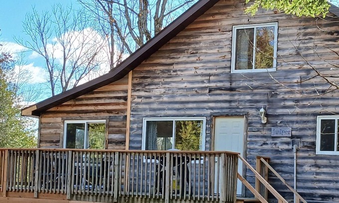 North Frontenac Cabin | Juniper Cabin- Waterfront retreat on Mosque Lake
