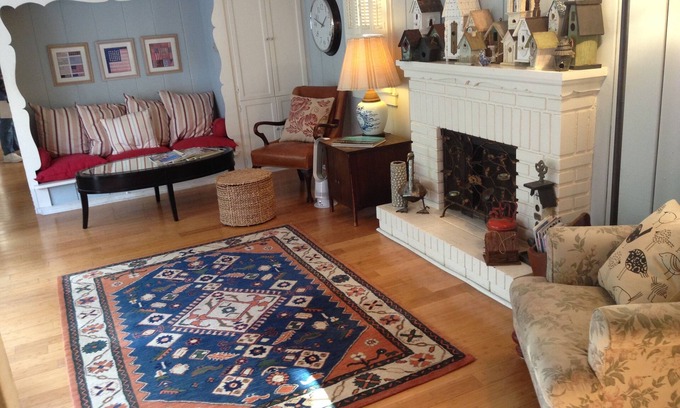 Balboa Island House | Just like staying at friend's designer beach home!