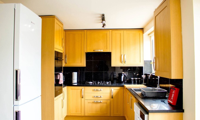 Tilbury House | K Suites - Cozy 5 Bedroom with Parking and WiFi