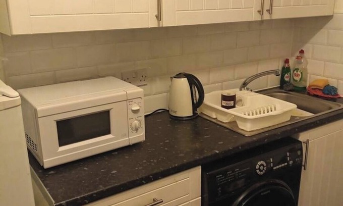 Drumchapel Apartment | 🏡 Kaffuhsmartt: Peaceful Family Retreat Near Shops & Transit