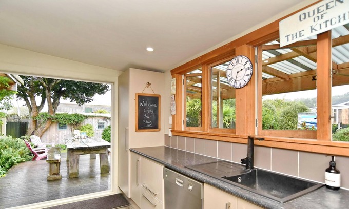 Christchurch House | Kainga Cottage - Chill out and relax - perfect for families