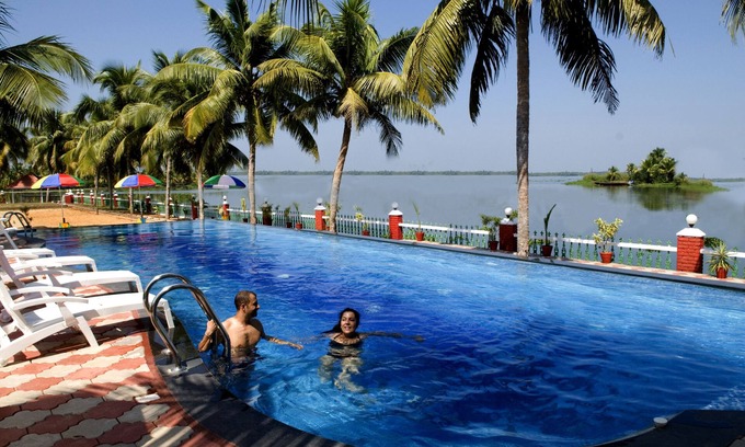 Vaikom Hotel | Kalathil Lake Resort
