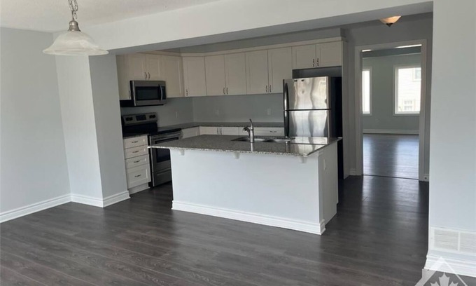 Ottawa Division House | Kanata 3bed/2.5Bath/Sleeps 10/2000sqft Luxury End Unit Townhouse/UpgradedKitchen