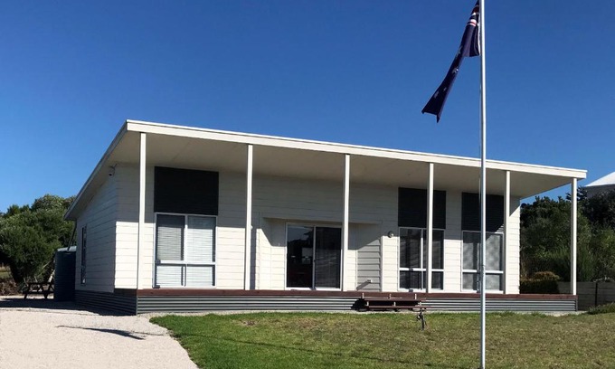 Alexandrina House | Kangaroo Pause Holiday home at Clayton Bay