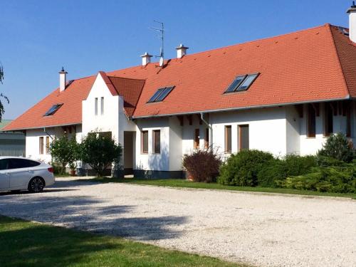 Nagybajcs House | KARÁM Vendégház és Lakásétterem