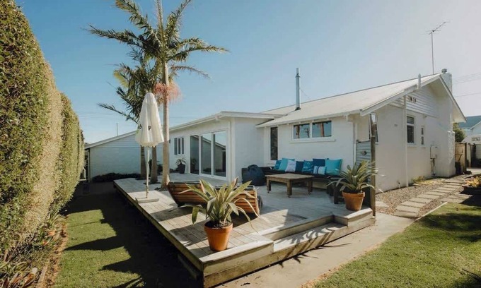 Rewa House | Karamu Korner: Charming Bungalow Retreat