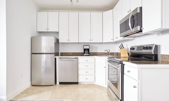 Del Ray Apartment | Kasa Del Ray | King Studio | Alexandria