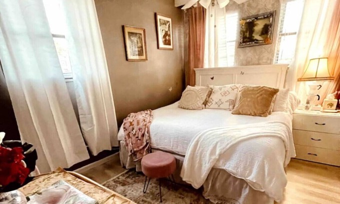 Hallandale Beach House | Kasa Karma Paris King Cottage On Water
