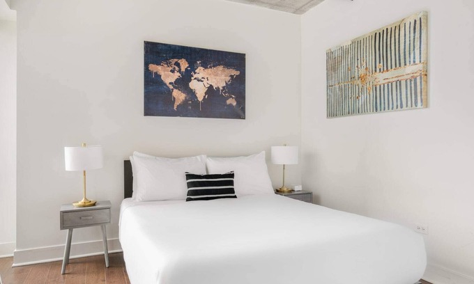 The Loop Apartment | Kasa | Stylish Studio + Laptop Friendly | Chicago