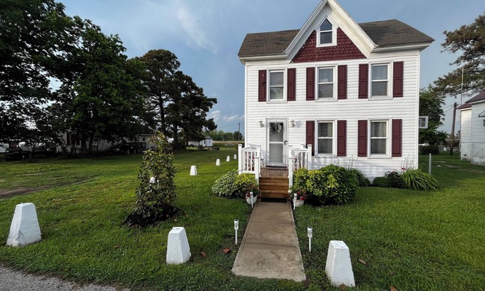 Ewell House | Kayak friendly home on the Chesapeake Bay with bikes, paddle board & golf cart