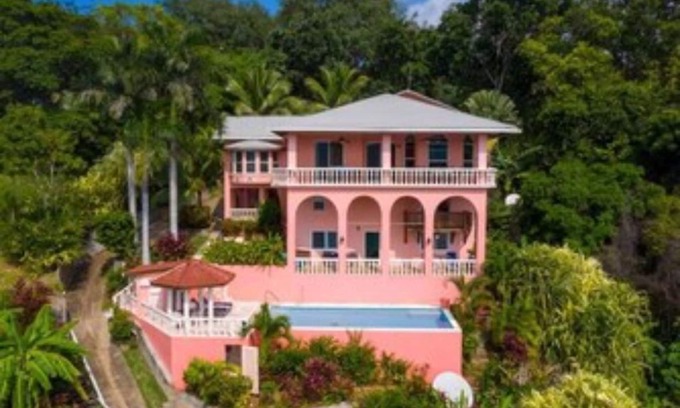 Jonesville Villa | Kayak, Snorkel, Dive Waterfront 2BR 2BA A/CnBeautiful Quiet Caribe bight w/pool