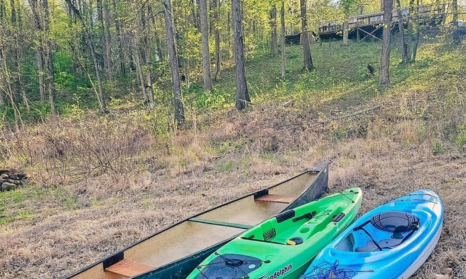 Se Ree House | Kayaks Included- Riverfront Getaway at Tucky Cabin Pet Friendly