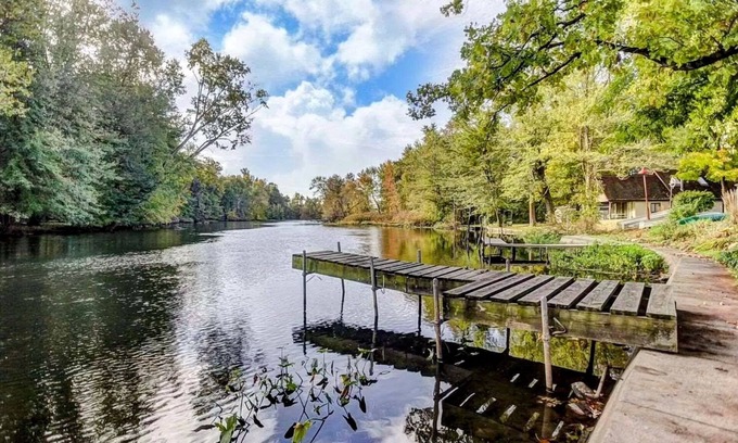 Howe House | Kayaks | Relax by River | 10 Min to Shipshewana |
