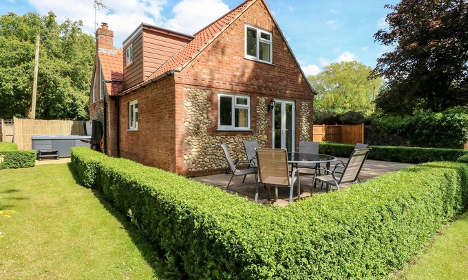 East Dereham Cottage | KEEPERS COTTAGE, pet friendly, character holiday cottage in Dereham