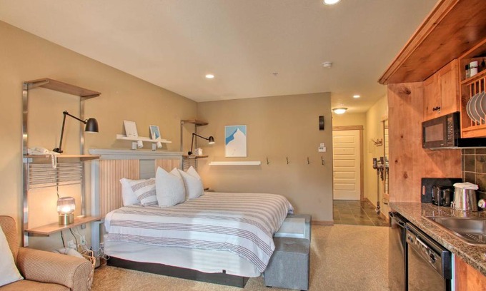 Kellogg Apartment | Kellogg Mtn Condo with Balcony Walk to Resort!