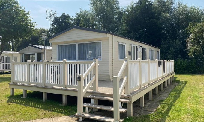 Clacton-on-Sea House | Kellysholidayhomes, Atlas, 3 bedroom Caravan, surrounded by nature