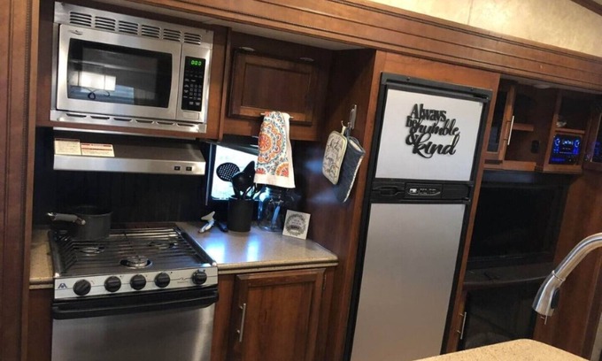 Hallsburg House | Kelsey's Country RV! *Near Waco, BSR, Silos & HOT*