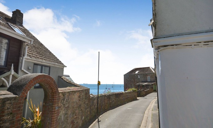Kingsand Cottage | Kelvin House - sleeps 9 guests in 4 bedrooms