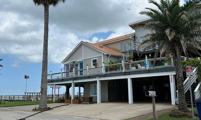 Clear Lake Shores House | Kemah Seaside Retreat: Last minute deal! Call or text for rates 713-425-9109.