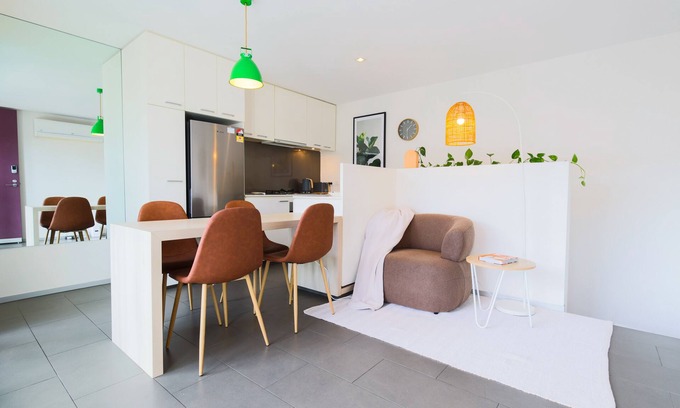 Kensington Apartment | Kensington petite apartment w/direct street access