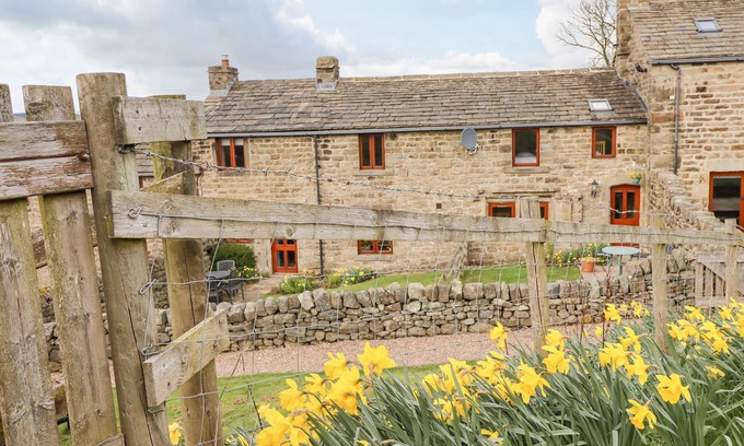 Silsden Cottage | KESTREL COTTAGE, pet friendly, character holiday cottage in Silsden