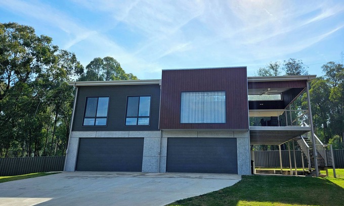 Khancoban House | Khancoban Getaway. Modern 3-bedroom home backing onto 9-hole golf course.