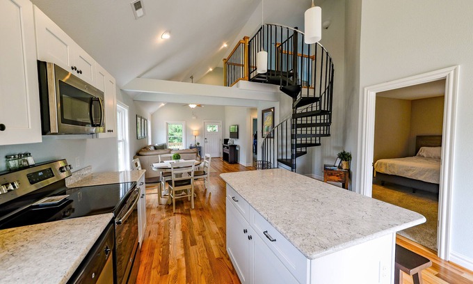 Harbinger House | KIL9115 Snead Cottage. Pets OK, Golf Resort, Community Pool & Fitness