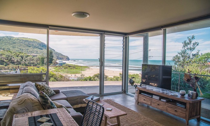 Stanwell Park Apartment | Kim's Place private apartment - uninterrupted ocean views at your doorstep