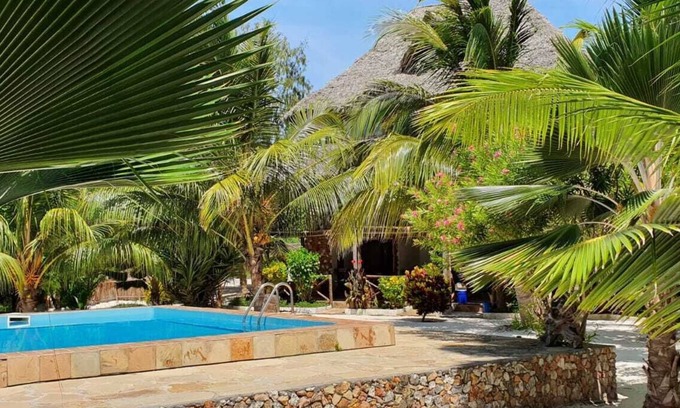 Pongwe Apartment | Kimurimuri - Stunning Beachfront Loft with Pool