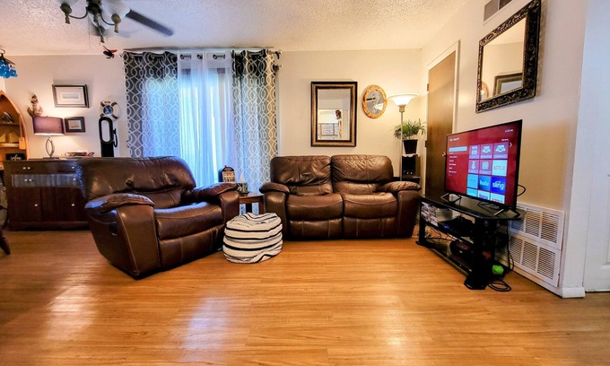 Lawrence House | *King adjustable bed, massage chair, one level near KU, affordable luxury